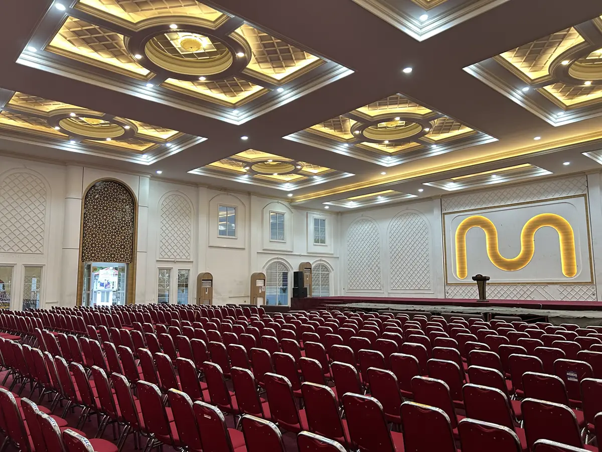 Interior hall MAULIDIA CONVENTION CENTER dengan kursi dan panggung acara