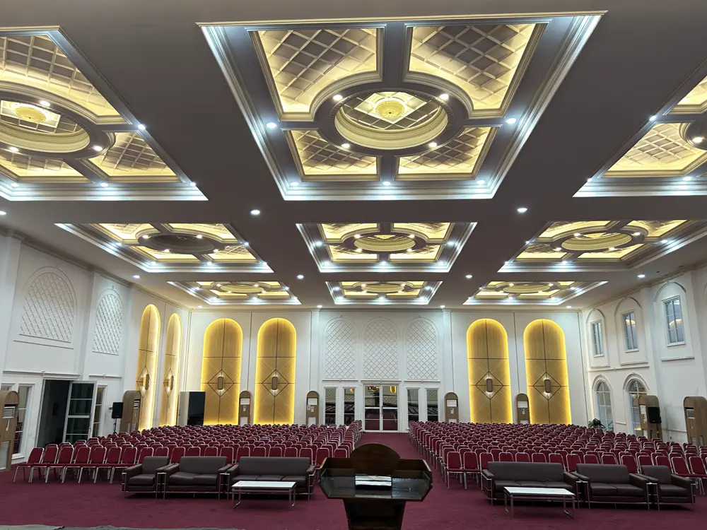 Main hall MAULIDIA CONVENTION CENTER dengan deretan kursi dan panggung
